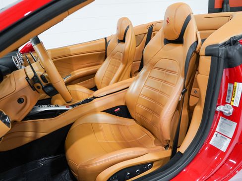 Used 2015 Ferrari California T RWD image 10