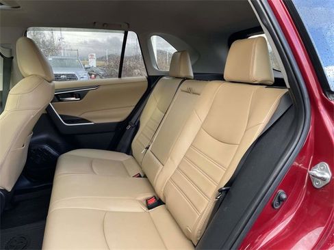 Used 2023 Toyota RAV4 XLE Premium image 17