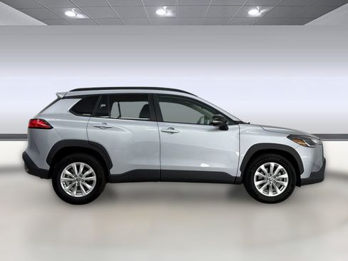Used 2025 Toyota Corolla Cross LE FWD image 8
