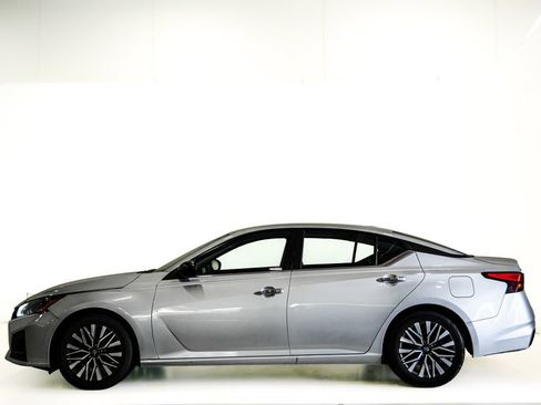 Used 2024 Nissan Altima 2.5 SV FWD image 5