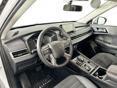 Used 2024 Mitsubishi Outlander SE image 19