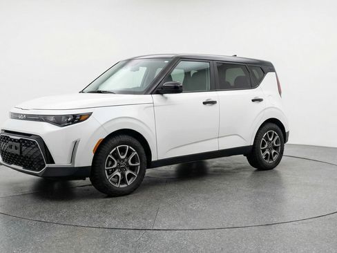 Used 2025 Kia Soul LX w/ LX Technology Package image 3