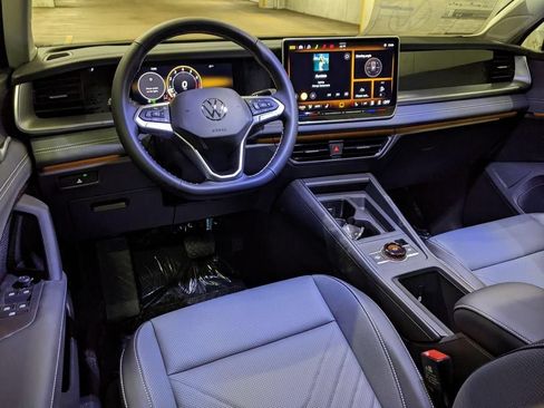New 2026 Volkswagen Tiguan SE FWD image 12