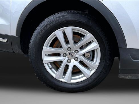 Used 2018 Ford Explorer XLT w/ Equipment Group 201A AWD/4WD image 9