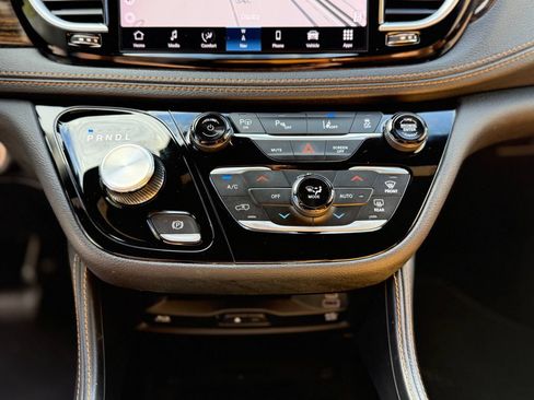 Used 2023 Chrysler Pacifica Pinnacle FWD image 17