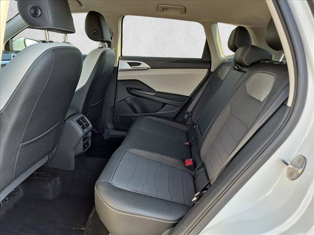 Used 2025 Volkswagen Taos SE FWD image 18