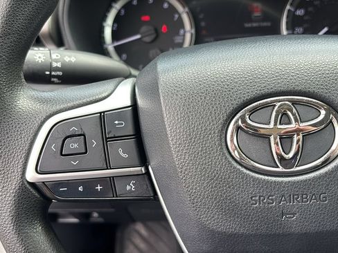 Used 2023 Toyota Highlander L FWD image 17