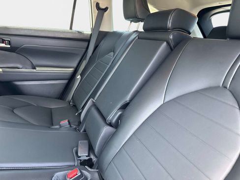 Used 2021 Toyota Highlander XLE FWD image 12