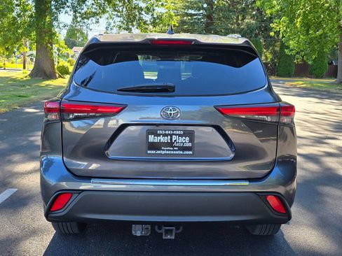 Used 2020 Toyota Highlander XLE AWD/4WD image 5