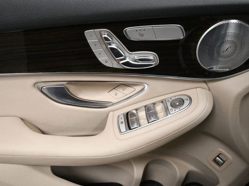 Used 2018 Mercedes-Benz GLC 300 4MATIC image 11