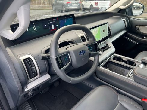 Used 2025 Ford Expedition Active image 11