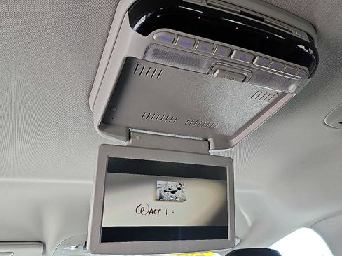 Used 2018 Chrysler Pacifica Touring-L w/ Tire & Wheel Group image 13