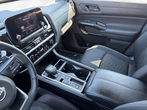 Used 2025 Nissan Pathfinder SV FWD image 44
