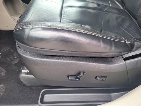 Used 2014 Chrysler Town & Country Limited image 17