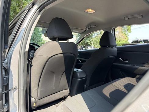Used 2023 Hyundai Elantra SE w/ Preferred Accessory Package FWD image 16