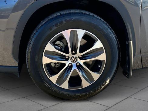 Used 2021 Toyota Highlander XLE image 11