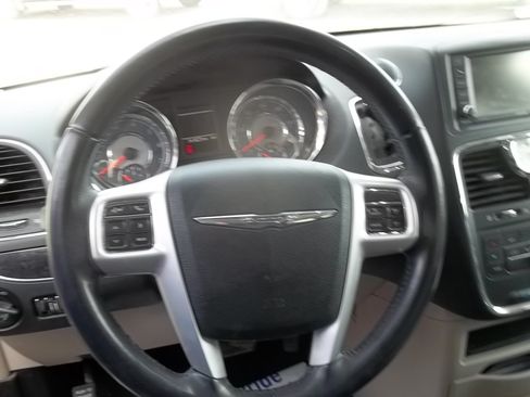 Used 2016 Chrysler Town & Country Touring FWD image 6