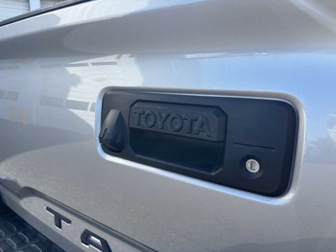 Used 2018 Toyota Tacoma TRD Off-Road w/ Technology Package AWD/4WD image 10