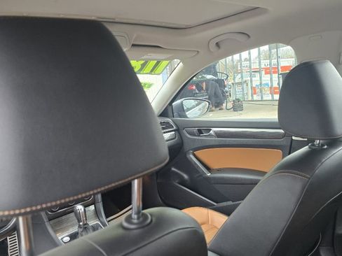 Used 2018 Volkswagen Passat 2.0T SEL Premium image 11