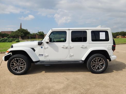 Used 2023 Jeep Wrangler Unlimited Sahara AWD/4WD image 3
