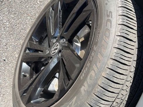 Certified 2023 Volkswagen Tiguan SE R-Line image 7