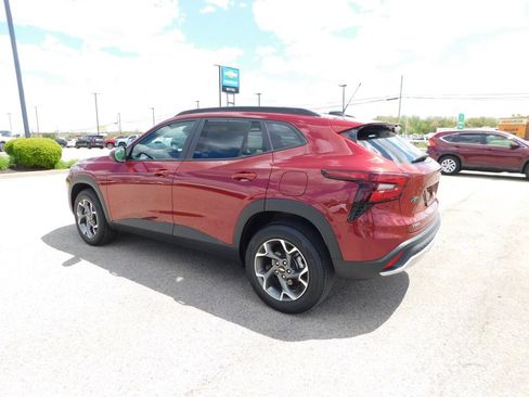 Used 2025 Chevrolet Trax LT w/ LT Convenience Package FWD image 5