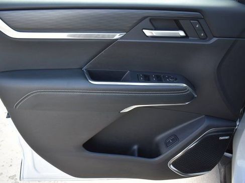 Used 2025 GMC Acadia Elevation image 11