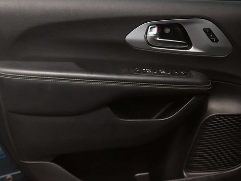 Used 2025 Chrysler Pacifica Limited FWD image 10