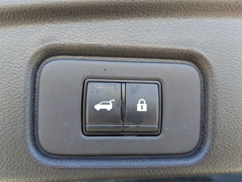 Used 2025 Nissan Pathfinder SV image 14