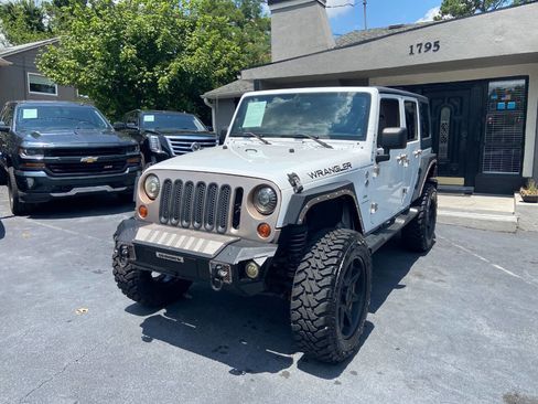 Used 2013 Jeep Wrangler Unlimited Sahara image 2