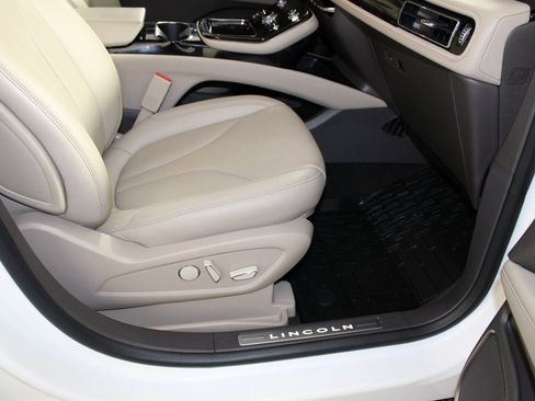 Used 2022 Lincoln Nautilus Reserve image 11