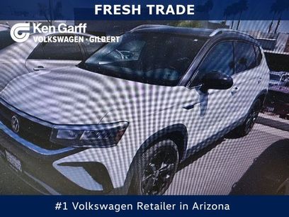 Used 2023 Volkswagen Taos SE w/ Panoramic Sunroof Package
