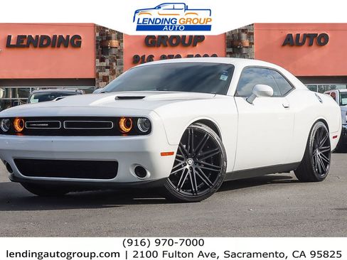 Used 2019 Dodge Challenger SXT image 1