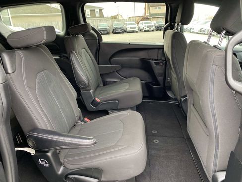 Used 2022 Chrysler Pacifica Touring image 21