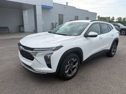 Used 2025 Chevrolet Trax LT FWD image 2