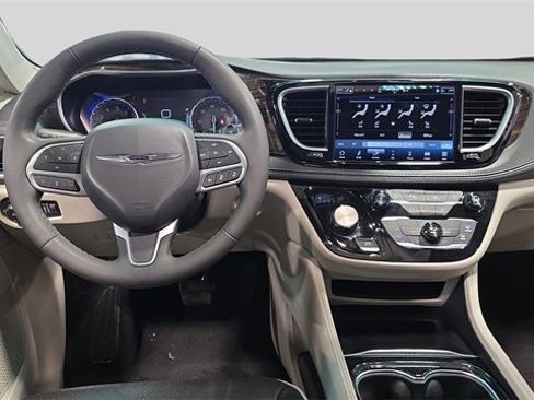 Used 2024 Chrysler Pacifica Limited image 9
