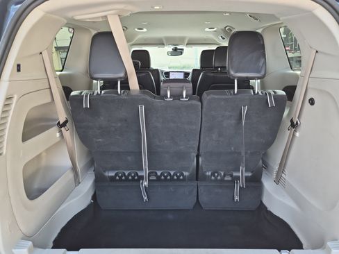 Used 2022 Chrysler Pacifica Touring-L FWD image 8
