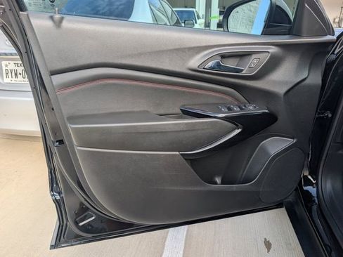 Used 2025 Chevrolet Trax RS w/ Sunroof Package FWD image 22