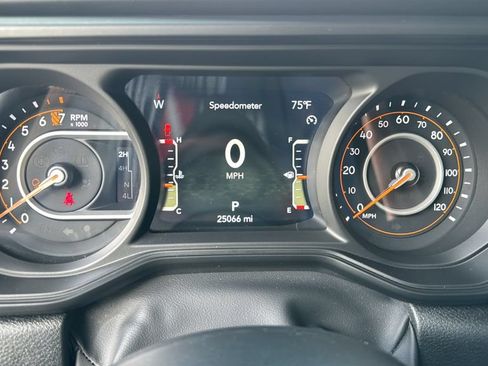 Used 2025 Jeep Gladiator Rubicon w/ Convenience Group AWD/4WD image 10