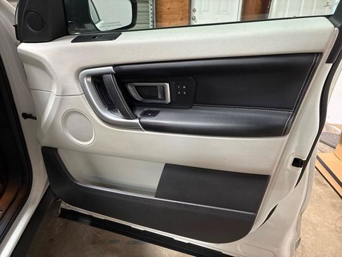 Used 2017 Land Rover Discovery Sport HSE AWD/4WD image 28