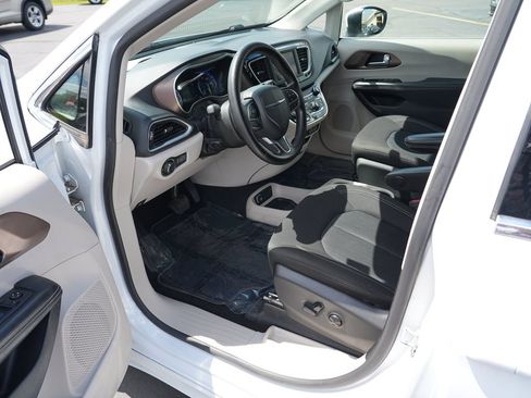 Used 2021 Chrysler Voyager LX FWD image 13