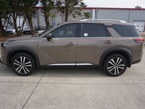 Used 2025 Nissan Pathfinder Platinum FWD image 23