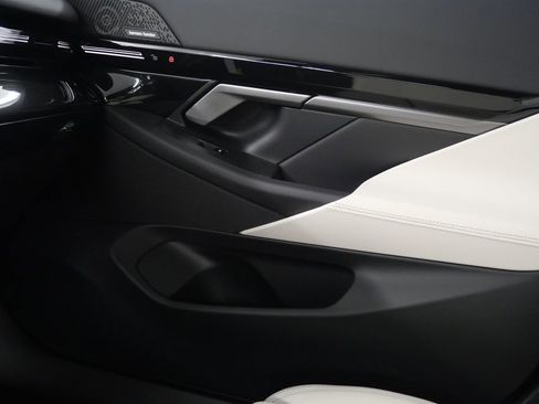 Used 2025 BMW 530i w/ Premium Package image 28