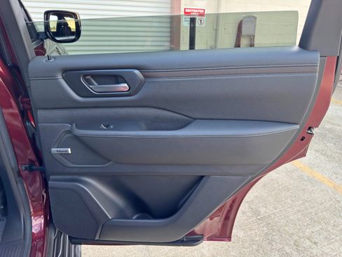 Used 2025 Nissan Armada SL AWD/4WD image 47