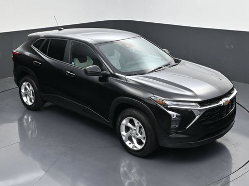 Used 2025 Chevrolet Trax LS w/ LS Convenience Package FWD image 36