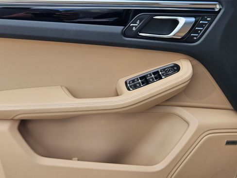Certified 2026 Porsche Macan AWD/4WD image 22