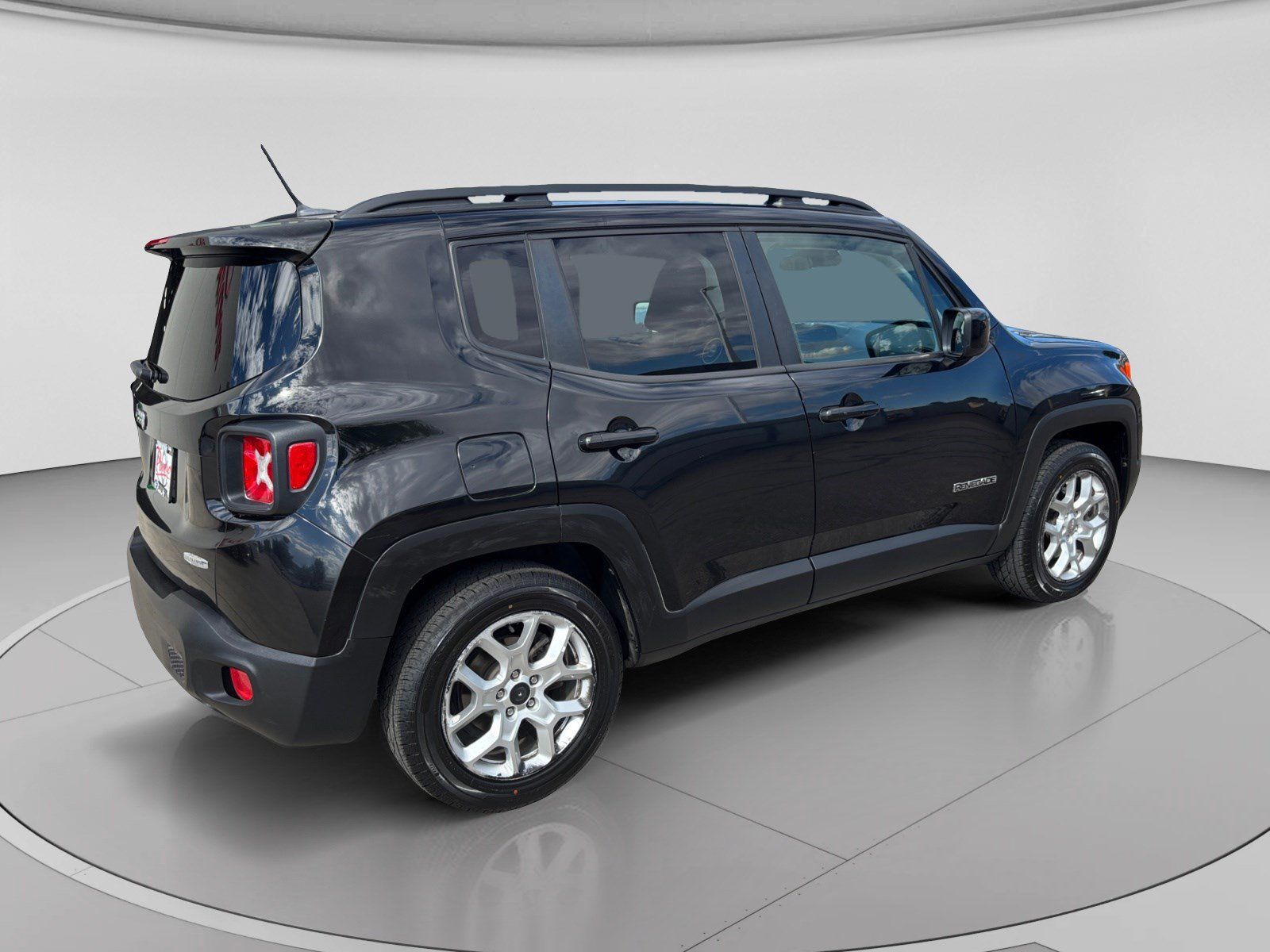 Used 2017 Jeep Renegade Latitude FWD image 5
