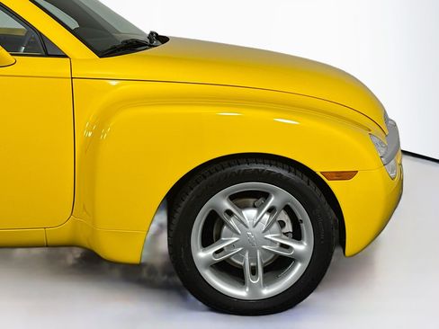 Used 2004 Chevrolet SSR RWD image 36