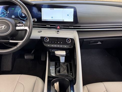 Certified 2025 Hyundai Elantra Limited FWD image 4