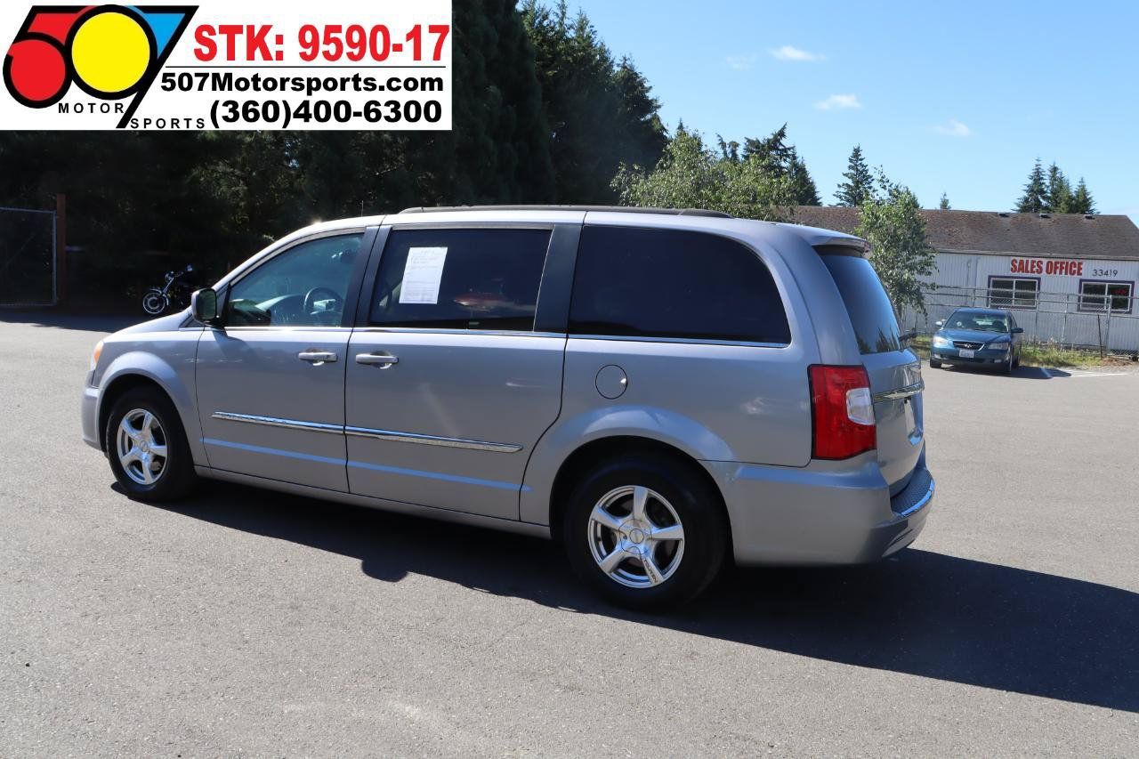 Used 2013 Chrysler Town & Country Touring FWD image 5